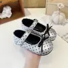 Sapatos de princesa estilo coreano para meninas, novo modelo primavera-verão, sapatos casuais retrô de bolinhas para meninas, sapatos infantis de couro, sapatos de bolinhas sem cadarço