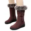 Botas de cano médio espessadas, botas de neve antiderrapantes para mulheres, novo estilo de inverno 2026, botas de algodão forradas com fleece, solado plano, com um leve salto, botas de algodão grandes para a região Nordeste
