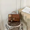 Bolsa quadrada pequena de moda transfronteiriça 2026, elegante e versátil, bolsa de ombro e transversal estilo Chanel para mulheres, bolsa de corrente de luxo para mulheres