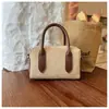 Bolso tipo Boston de diseño de nicho popular transfronterizo para mujer, estilo de viajero, nuevo bolso de hombro cruzado esmerilado otoño e invierno 2026