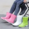 Novas Galochas Japonesas Femininas de Cano Médio Antiderrapantes com Solado Grosso Moda Simples Solado Macio Calçados de Borracha Confortáveis Roupa Impermeável Galochas