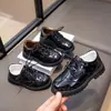 Zapatos de cuero negro para niños, forrados de felpa y engrosados, zapatos de charol para niños mayores, estilo británico, adecuados para actuaciones, otoño e invierno, zapatos de cuero para pajes niños