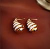 Pendientes de estilo retro de moda con hebilla redonda y letra roja de Ankora, de alta gama, ligeros y de lujo para otoño e invierno.