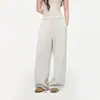EEWE LA MOD - un favorito perenne. Estos pantalones de chándal de corte relajado están disponibles en una silueta fluida y vienen en los colores gris arroz/blanco y gris floral claro.
