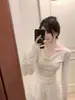 Top de tricô base macio e pegajoso com gola pendurada em estilo preguiçoso para mulheres, novidade para outono e inverno, top íntimo doce e picante de um ombro só
