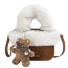 Bolsa de Mão Patchwork de Pelúcia de Inverno para Mulheres 2026 Novo Estilo Maillard Suede Bolsa Transversal Fofa com Pingente de Urso