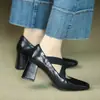 Temperamento Retro Francês Bico Quadrado Salto Grosso Mary Janes Sapatos Tira Cruzada Salto Alto Sapatos Pequenos de Couro Sapatos Únicos Femininos Sapatos Nariz de Porco