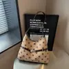 Bolsa de ombro única feminina em camurça retrô, design versátil de bolinhas, nova coleção de outono, bolsa tote de grande capacidade, 2026