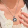Nuevo Collar Redondo de Concha con Números Romanos para Mujer, Cadena Clavicular de Lujo Ligero de Nicho para Pareja con Colgante de Zircón de Resina