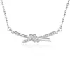 Collar de plata S925 de alta gama en oro rosa con nudo, una cadena para la clavícula moderna y versátil con un sofisticado colgante retorcido