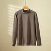 Camiseta masculina com forro de fleece, grossa, de manga longa, perfeita para usar em camadas no outono e inverno, versátil e quente, uma blusa de gola alta estilosa para jovens.