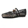 Sandalias planas de malla hueca estilo francés con doble hebilla para mujer, nuevos zapatos de verano Mary Jane poco profundos con una sola correa de hebilla transpirable
