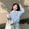 Conjunto de Moletom Estiloso e Calça Jeans Duas Peças para Meninas de Meia a Grande Idade Outono 2026 Novo Conjunto Super Bonito para Meninas