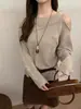 Suéter de tricô casual novo estilo outono de 2026, ombro a ombro, com detalhes vazados, para mulheres, design solto e de luxo leve, blusa de manga longa