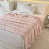 Fabricante fornece cobertores ondulados tridimensionais multifuncionais para primavera e outono para dormitórios e escritórios, espessados e amigáveis à pele para uso em cochilos