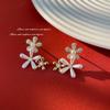 Pendientes de perlas con diseño de flor y explosión transfronteriza, de estilo sencillo y frío, con diseño de alta gama.