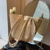 Bolso de cesta de paja tejida para mujer 2026 nuevo de verano de gran capacidad tipo cubo para hombro para vacaciones en la costa y uso en la playa