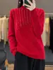 Suéter de tricô com gola alta, design elegante que acentua o decote, pode ser usado sozinho ou em camadas, um pulôver estiloso