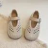 Sandálias Infantis 2026 Novos Calçados de Verão para Crianças Sapatos de Princesa para Meninas Primavera/Verão Pequenos Sapatos de Couro para Meninas Sapatos Individuais Vazados
