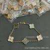 Familia Fan v oro nuevo producto trébol de cuatro hojas cristal rosa flor de cinco pétalos pulsera chapada 18K oro real nácar ágata collar burbuja rosa