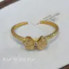 2025 Novo Estilo Estilo Princesa Fugitiva Pulseira Dourada com Laço Tridimensional, Luxo Leve, Sensação de Alto Padrão, Acessório de Mão Diário para Mulheres