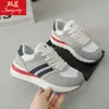 28175 Zapatos Deportivos 2026 Primavera y Otoño Estilo Coreano Versátiles Zapatos Casuales para Pareja Malla Transpirable Estudiante Planos Zapatos para Correr