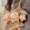 Nuevas zapatillas de algodón para el hogar con girasol para otoño e invierno, zapatillas peludas 2026, zapatos de algodón de moda con suela plana, versátiles para niñas