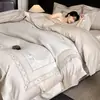 Juego de alta gama de cuatro piezas de fundas de edredón bordadas aptas para la piel, sábanas bajeras suaves de lujo ligero, productos de ropa de cama de alta gama al por mayor