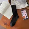 Meias verticais listradas cinza escuro versáteis para mulheres, meias de cano médio para outono e inverno, meias empilhadas de algodão estilo japonês preto