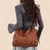 Bolsos de hombro al por mayor transfronterizos, bolsos cruzados populares europeos y americanos para mujer, bolsos de mano de cuero suave, bolsas de mano tipo tote de gran capacidad para el día a día