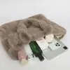 Bolsa de Peluche de Nicho Transfronteriza de Comercio Exterior para Mujer 2025 Otoño e Invierno Nueva Moda Bolsa de Mano de Peluche de Gran Capacidad