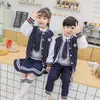 Ropa de Jardín de Infancia Británica Ropa de Primavera y Otoño Traje Azul de Tres Piezas Ropa de Béisbol de Algodón Ropa de Clase para Estudiantes de Primaria Uniformes Escolares Deportivos