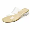 Zapatillas para usar fuera tacón grueso verano 2025 tacón alto chanclas transparentes tacón de cristal medias zapatillas mujer