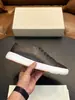 Zapatillas blancas para hombre de cuero genuino estilo minimalista europeo STN superventas de comercio exterior cuero suave antideslizantes de suela gruesa zapatillas para el día a día