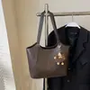 Bolso de mujer nuevo transfronterizo 2026, moderno y a la moda, bolso tote de alta gama, gran capacidad, nicho, simple, bolso de hombro para el día a día