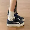 Tênis pretos femininos de sola grossa, nova coleção primavera/outono 2026, estilo coreano, únicos e incomuns, tênis brancos, mocassins casuais para estudantes