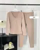 Blusa interna antibacteriana e quente de fleece com gola V para outono e inverno para mulheres, apresentando uma camiseta de manga comprida com textura, macia, amigável à pele, modeladora e justa.