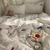 Juego de Cama de Cuatro Piezas Bordado de Cerezas Pequeñas de Dibujos Animados, Algodón Puro, Diseño de Algodón Puro Jacquard 60S, Estilo Fresco, Sábana, Funda de Edredón, Juego de Ropa de Cama