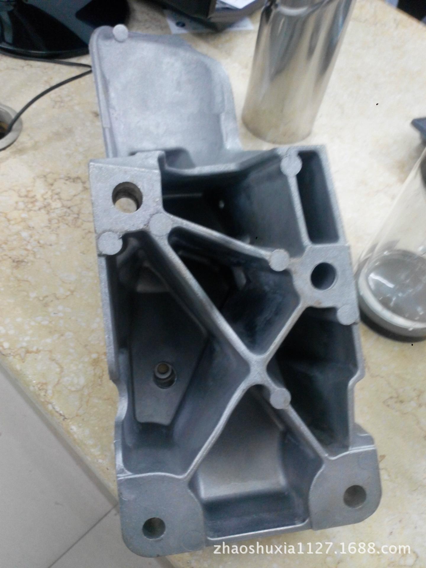 路虎揽胜发动机铝支架7