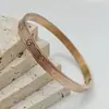 Pulsera de Acero Inoxidable de Nuevo Estilo Transfronteriza para Mujer, Moderna y Versátil, Estilo Europeo y Americano, Chapada en Oro Real de 18K, Pulsera de Acero de Titanio con Corazón en Relieve