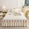 Novo conjunto de saia de cama de algodão puro, amigável à pele, de três peças, para 2025, adequado para todas as estações, capa de cama de peça única 100% algodão com borda de renda antiderrapante