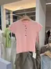 Top de Malha Colorido com Botões e Manga Curta Feminino, Novo Estilo Verão 2026, High-End Slim-Fit, Camisa Básica que Rejuvenesce