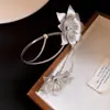 Pulseira de Braço Metalizada com Textura de Flor Europeia e Americana Moda Retrô Pulseira Simples Luxo Leve Sensação de Alto Padrão Joia de Mão Feminina