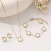 Conjunto de três peças de trevo de quatro folhas aço titânio banhado a ouro flor colar pulseira brincos joias versáteis de luxo leve para mulheres celebridades da internet