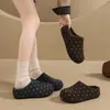 Meias Pantufas Fechadas com Solado Grosso Estilo Retrô Femininas 2026 Novo Estilo Coreano Personalidade Bolinhas Bico Redondo Slip-On Mules Preguiçosas