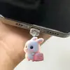 Conejo Rosa de Viaje Transfronterizo 2D Colgante Popular de Acrílico para Tapón de Polvo de Teléfono Adecuado para Tipo-C/Apple