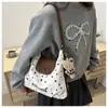Bolsa Feminina 2024 Nova Outono e Inverno Retrô Grande Capacidade Ombro Único para o Dia a Dia Bolinhas Moda Versátil Bolsa Tote Classe Macia