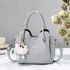 Bolso Sencillo Estilo Coreano para Mujer Bolso de Mano Versátil de Cuero Suave de Alta Gama Colgante de Bola Pequeña Bolso de Hombro Cruzado para el Trayecto Diario