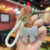 Llavero de arcilla moderno y lindo con lazo de pedrería, accesorio versátil y exquisito estilo ins para bolsos de niñas
