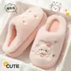 Chinelos masculinos de algodão com sensação confortável e acolchoada, novo estilo outono/inverno 2026, chinelos para casa, quentes e forrados com fleece, com estampas de desenhos animados